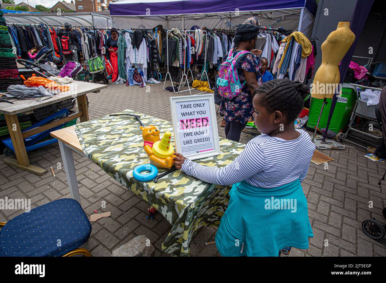 Londres ,24 août 2022, une jeune fille collectant des jouets à Lewisham Donation Hub Angleterre . © Horst Friedrichs Banque D'Images