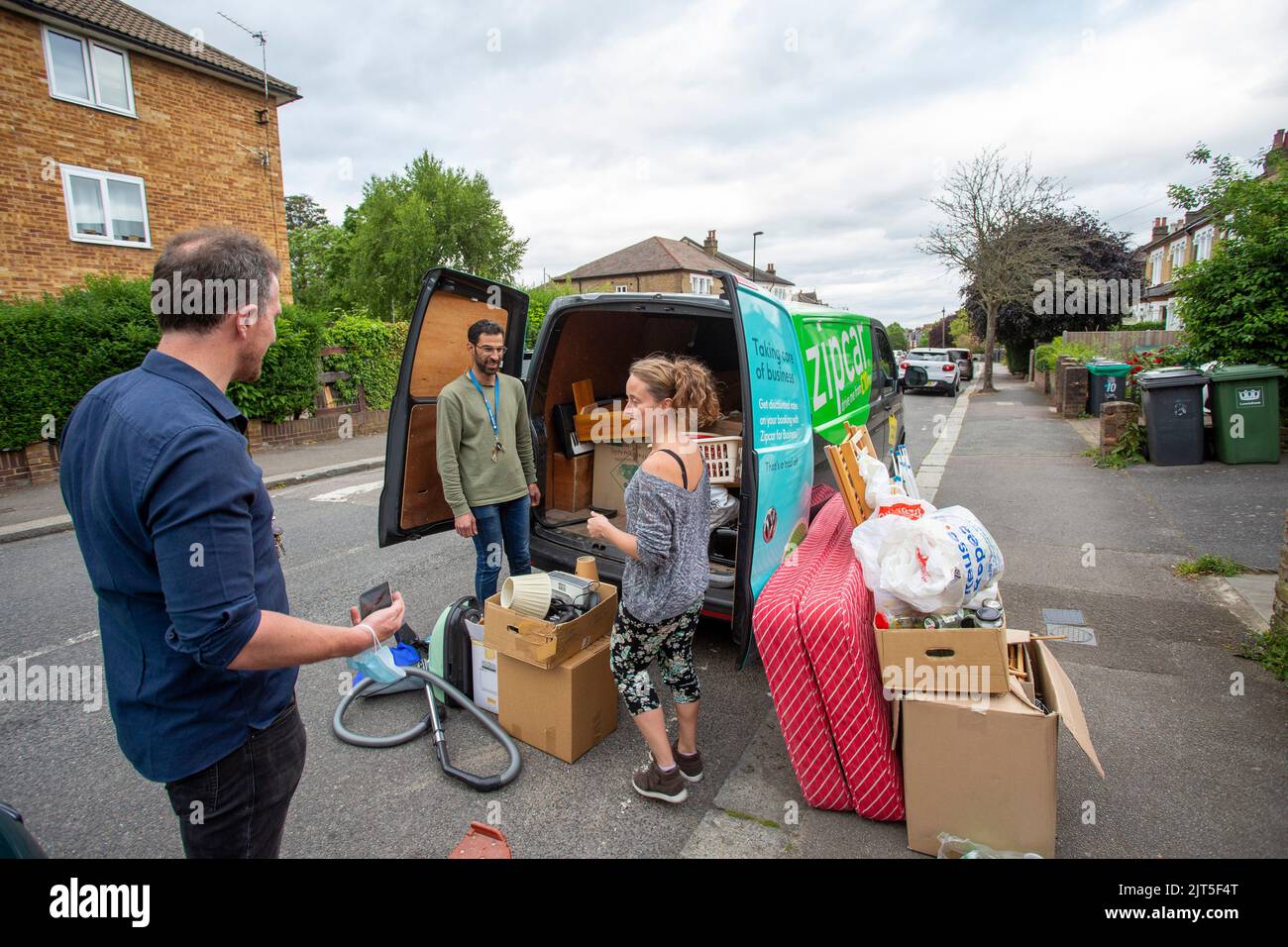 Laurence Smith du centre de dons de Lewisham et Ahmed sur une livraison collectant des dons , Londres , Angleterre . Banque D'Images