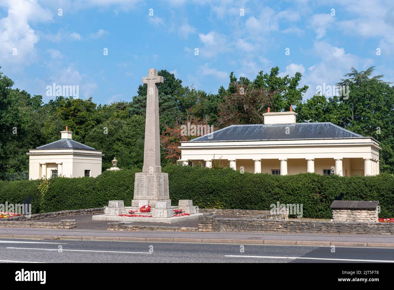 Camberley War Memorial Cross devant les portes de la Royal Military Academy Sandhurst et du Staff College, Camberley, Surrey, Angleterre, Royaume-Uni Banque D'Images