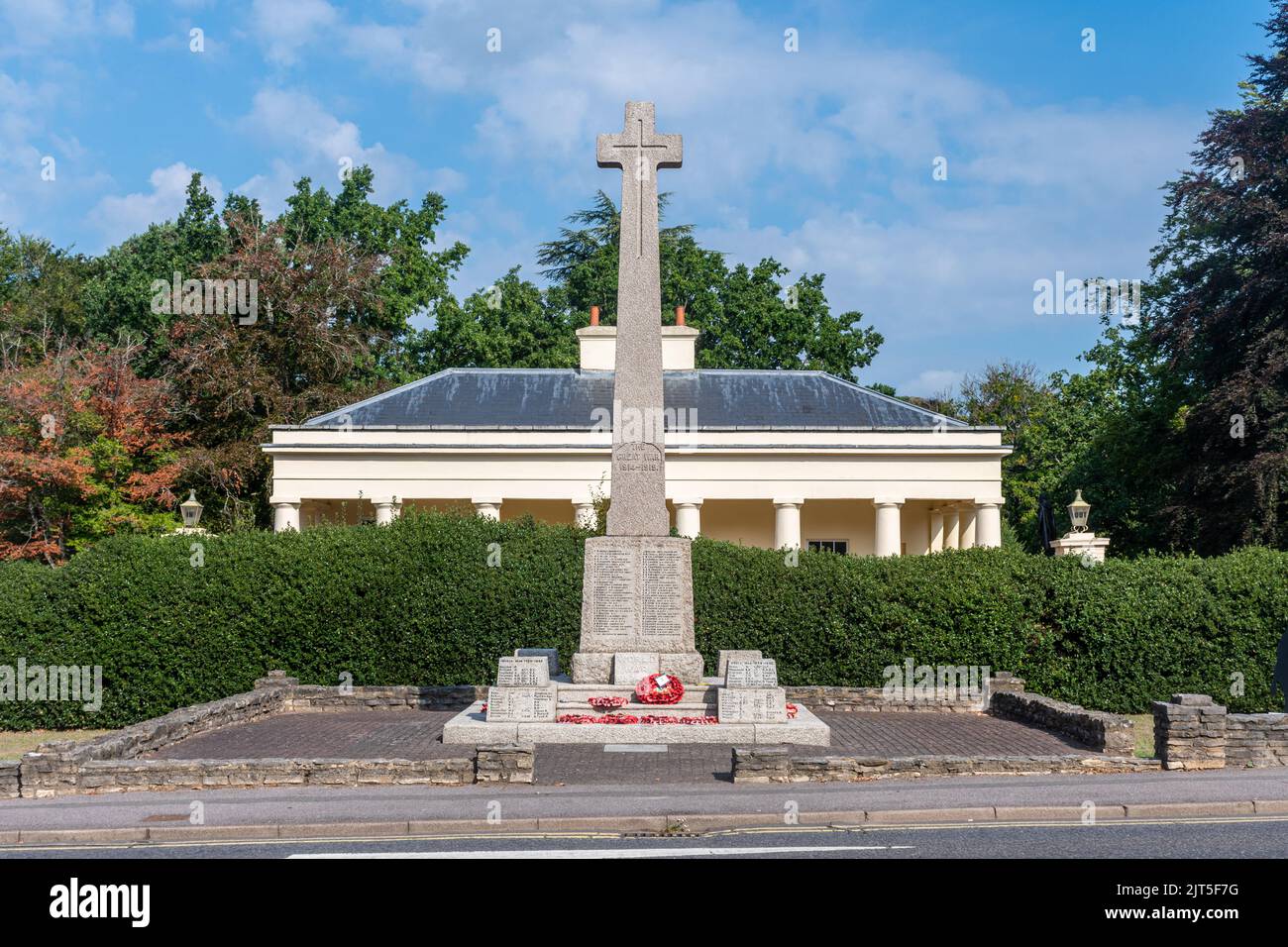 Camberley War Memorial Cross devant les portes de la Royal Military Academy Sandhurst et du Staff College, Camberley, Surrey, Angleterre, Royaume-Uni Banque D'Images