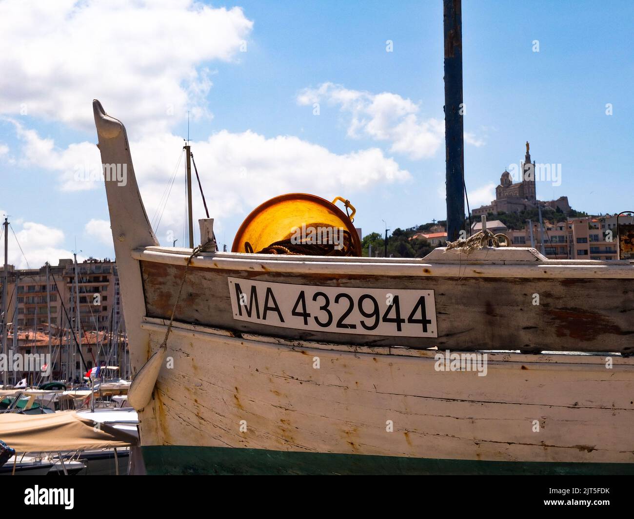 Un vieux bateau de pêche en bois sur le Vieux Port (Vieux Port) à Marseille Banque D'Images