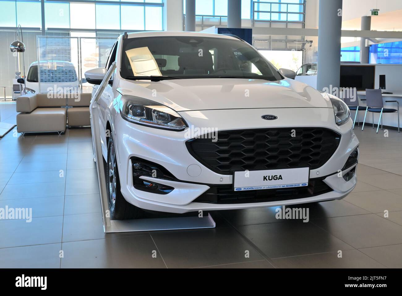 Gdansk, Pologne - 27 août 2022: Nouveau modèle de Ford Kuga présenté dans la salle d'exposition automobile de Gdansk Banque D'Images