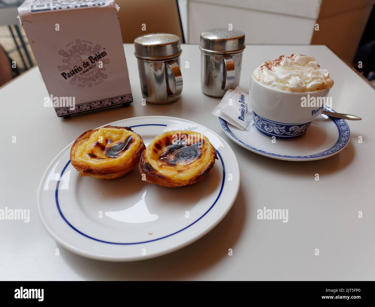 Pastel de Belem (tartes de Custard) et café sur une table dans la célèbre boutique Pasteis de Belem dans le quartier de Belem à Lisbonne, Portugal. Banque D'Images