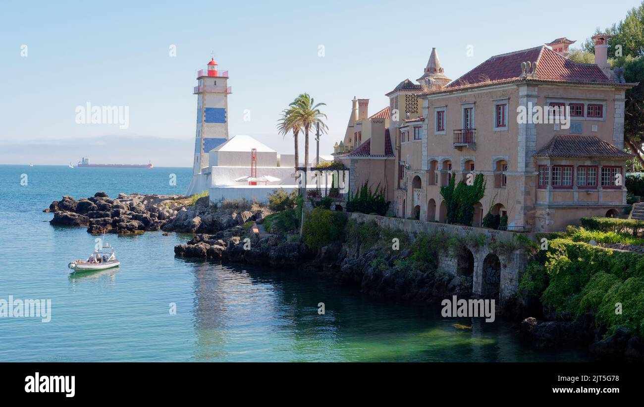 La Casa de Santa Maria (Maison de Sainte Marie) avec le phare de Santa Marta derrière, Cascais, quartier de Lisbonne, Portugal. Banque D'Images