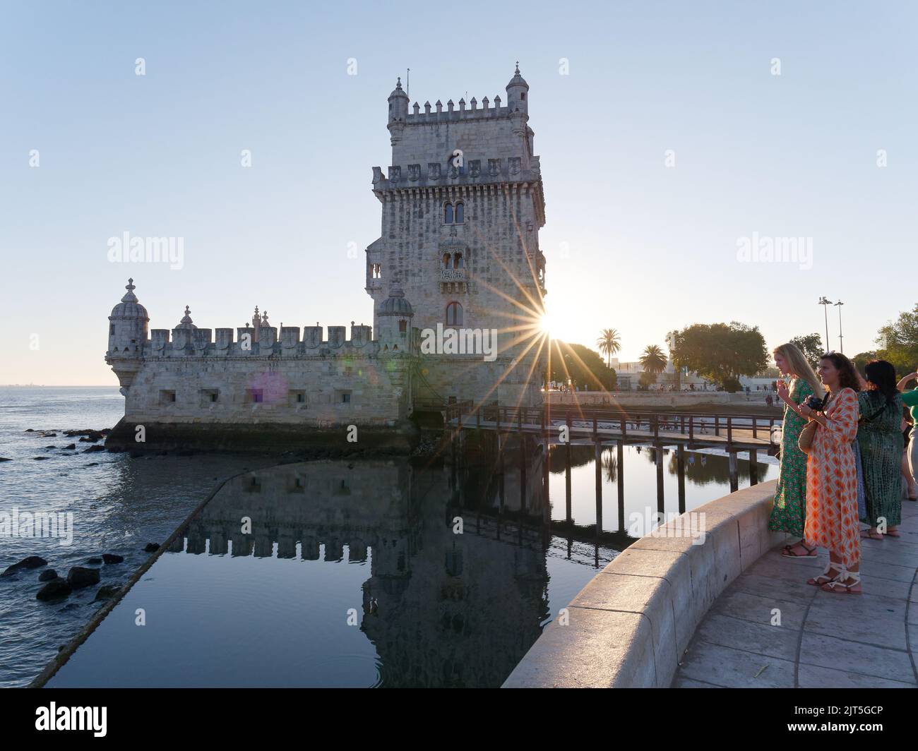 Tour de Belem avec le Tage le soir d'été, Belem, quartier de Lisbonne, Portugal. Banque D'Images