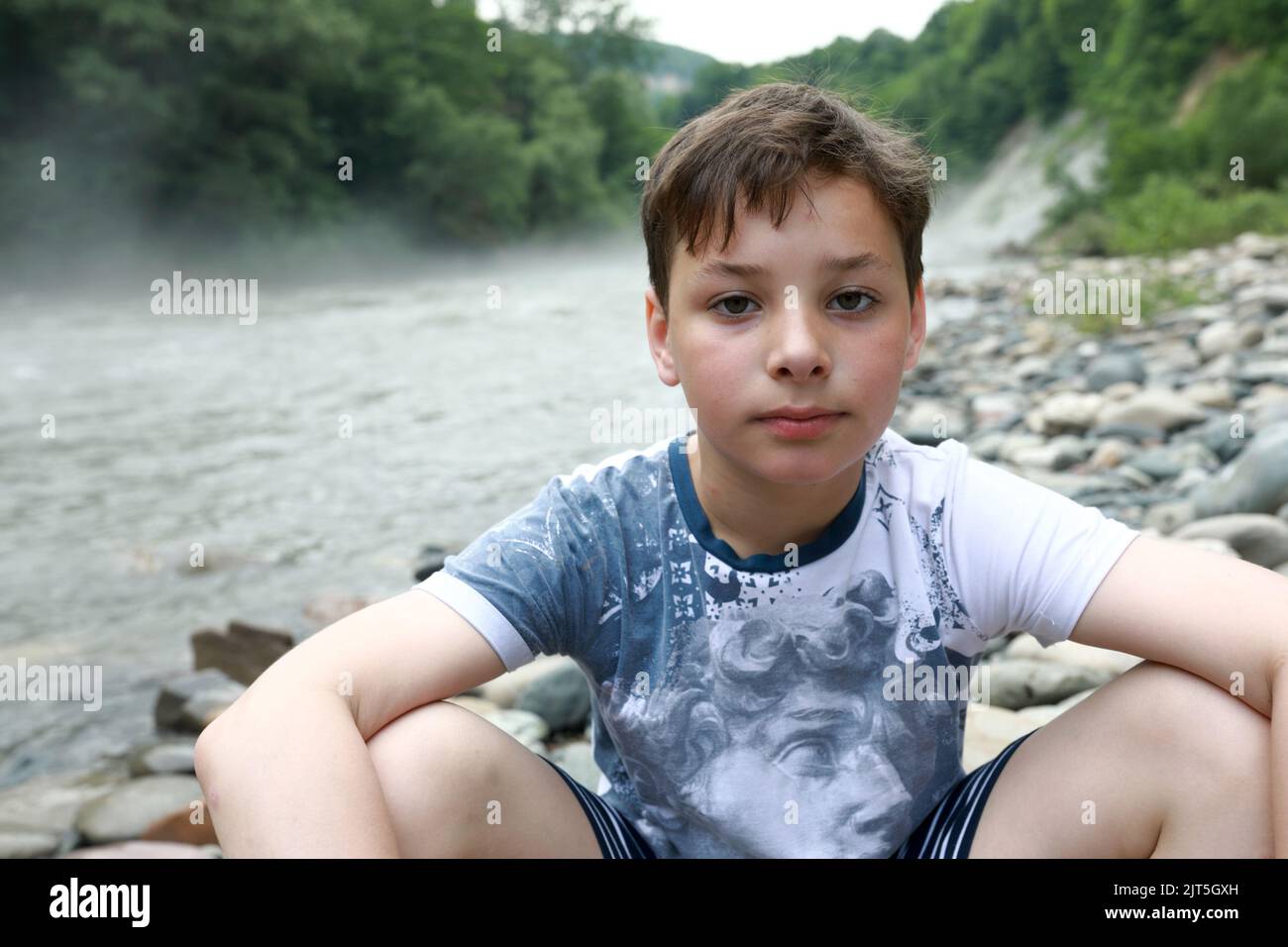 Enfant sur la rive de la rivière Belaya, Adygea Banque D'Images