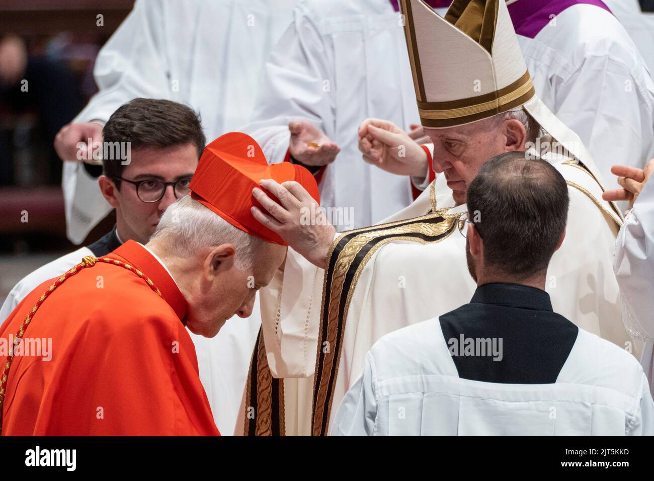 Le nouveau cardinal Fortunato Frezza reçoit le chapeau biretta rouge à trois cornes du pape François pendant le Consistoire pour créer 20 nouveaux cardinaux à la basilique Saint-Pierre. (Photo de Stefano Costantino / SOPA Images/Sipa USA) Banque D'Images