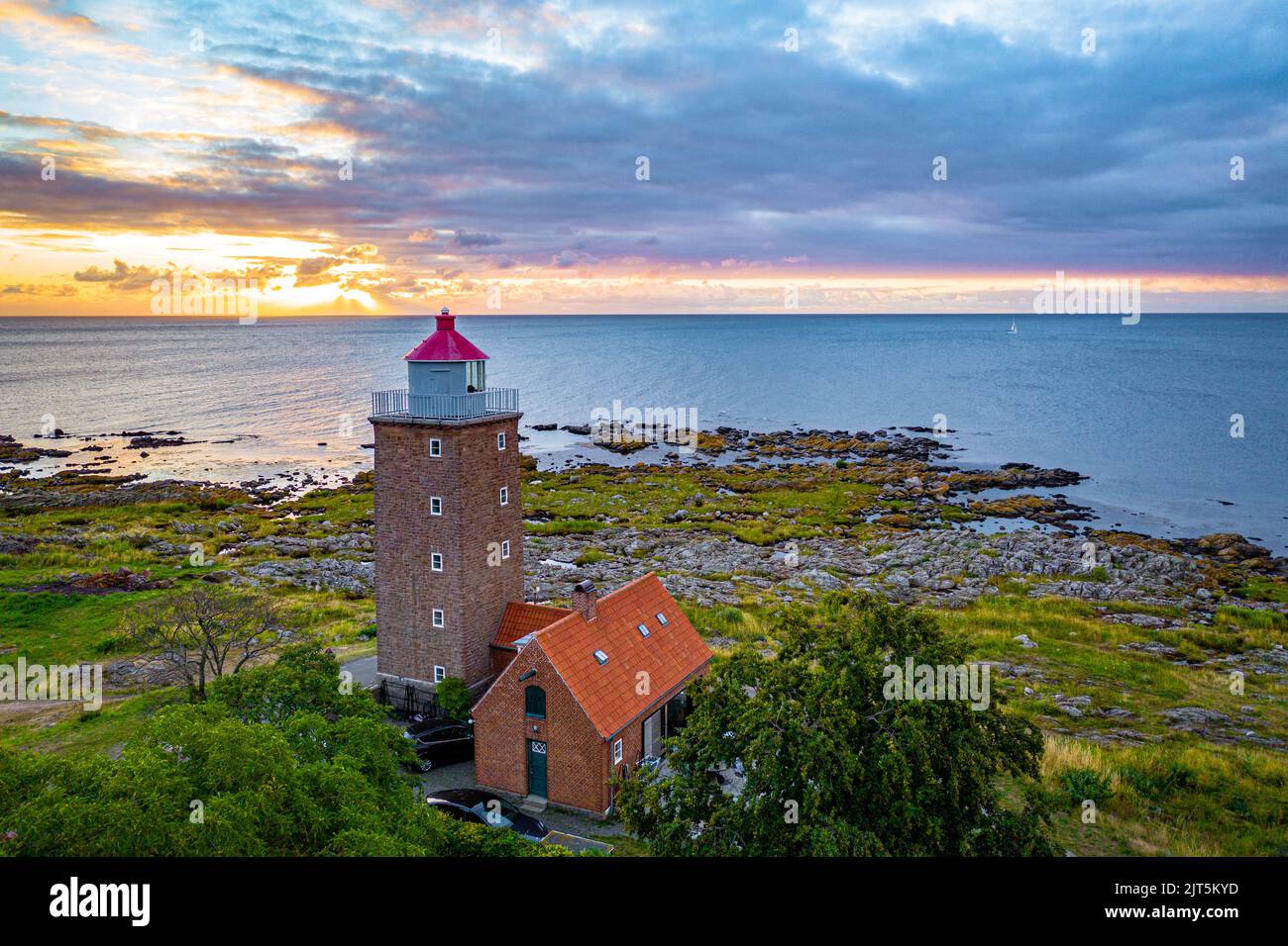 vue aérienne du phare sur la côte de la mer sur l'île baltique bornholm danemark Banque D'Images