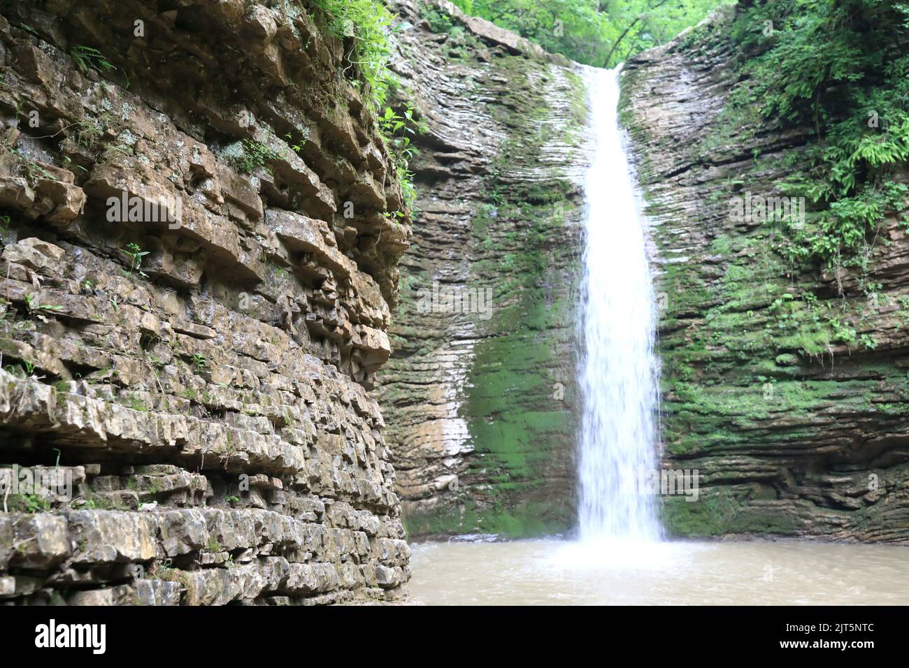 Détails de la cascade de Maiden Spit sur le ruisseau Rufabrigo, Adygea Banque D'Images