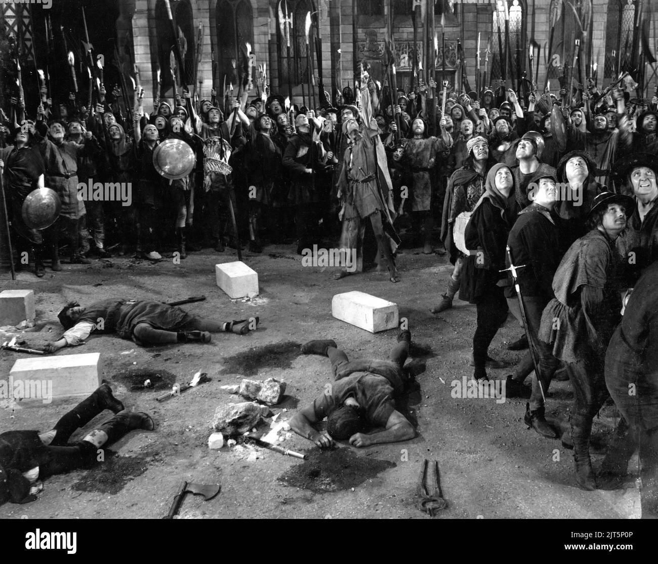 Cimentage de la Cathédrale par les mendiants dans LA CHASSE DE NOTRE DAME / NOTRE DAME DE PARIS 1956 réalisateur JEAN ROMAN DELANNOY Victor Hugo adaptation / dialogue Jean Aurenche et Jacques Prevert musique Georges Auric costume design Georges Benda production Design Renoux chorégraphe Leonid Massine producteurs Raymond et Robert Hakim France - Italie coproduction Paris film Productions / Panitalia Banque D'Images