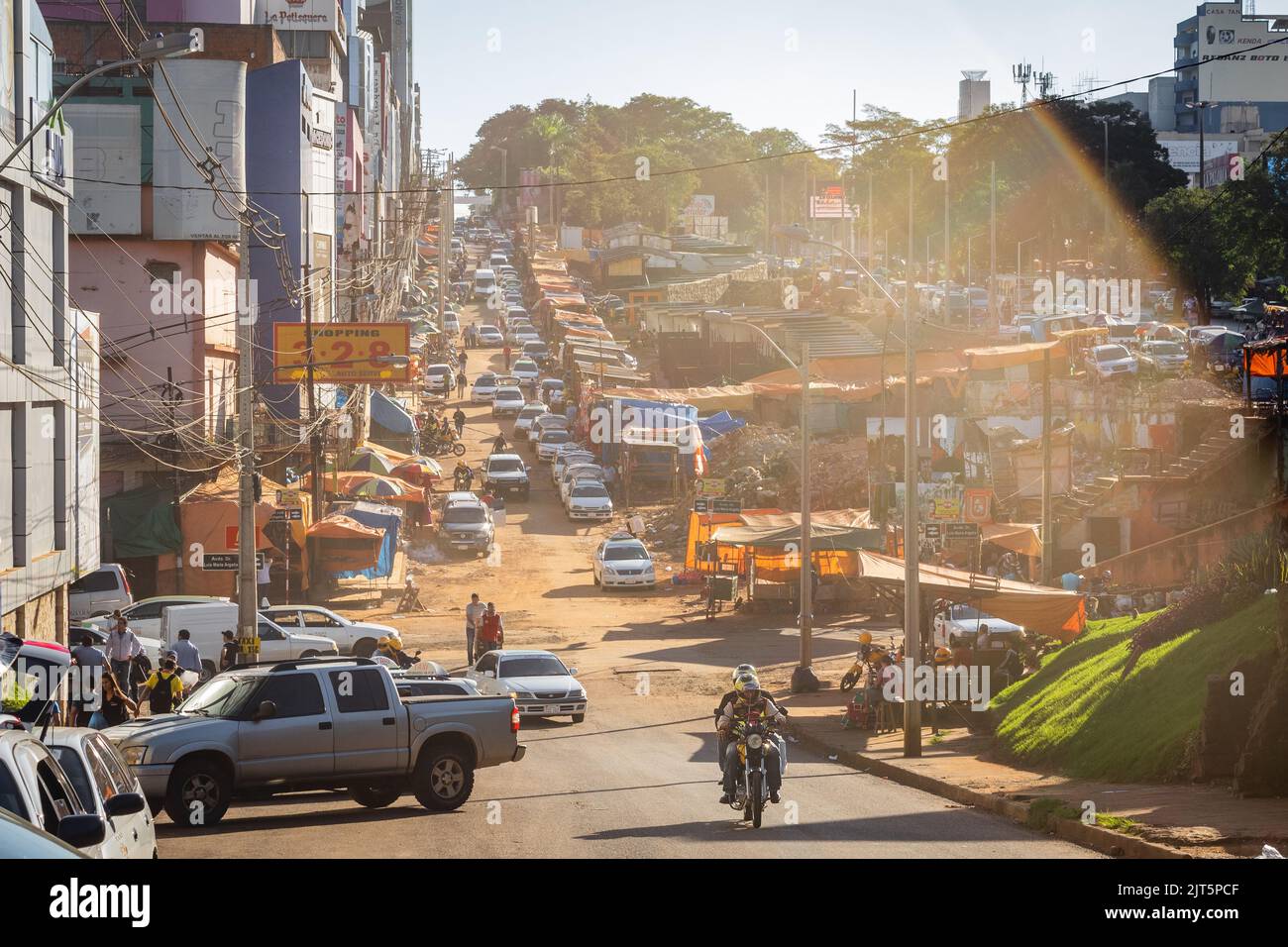 Ciudad del Este, Paraguay - 6 mai 2015: Vue générale de Ciudad del Este, la deuxième plus grande ville du Paraguay, sur la triple frontière avec le Brésil et AR Banque D'Images