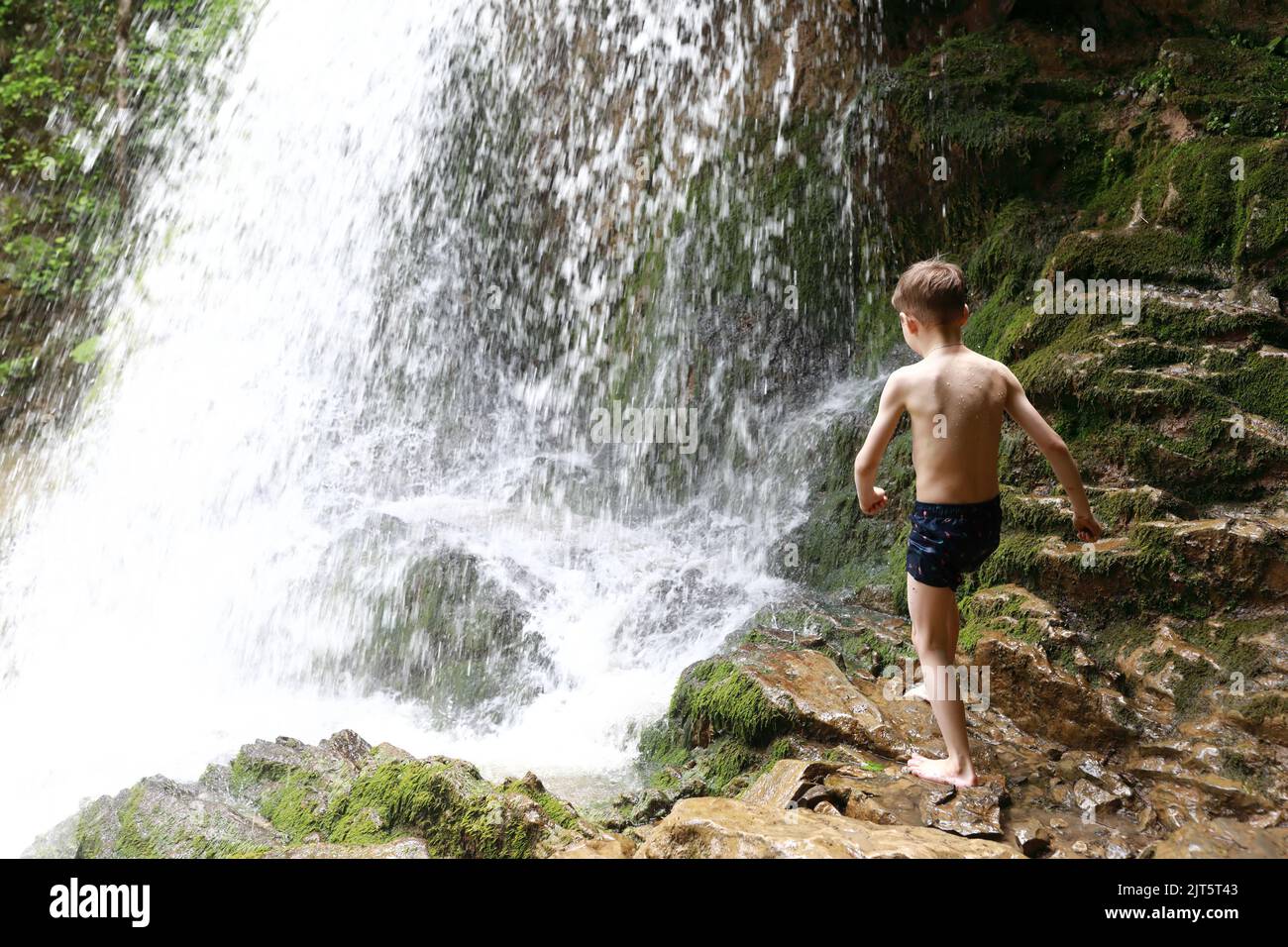 Enfant marchant jusqu'à la chute d'eau de Shum sur le ruisseau Rufabrigo, Adygea Banque D'Images