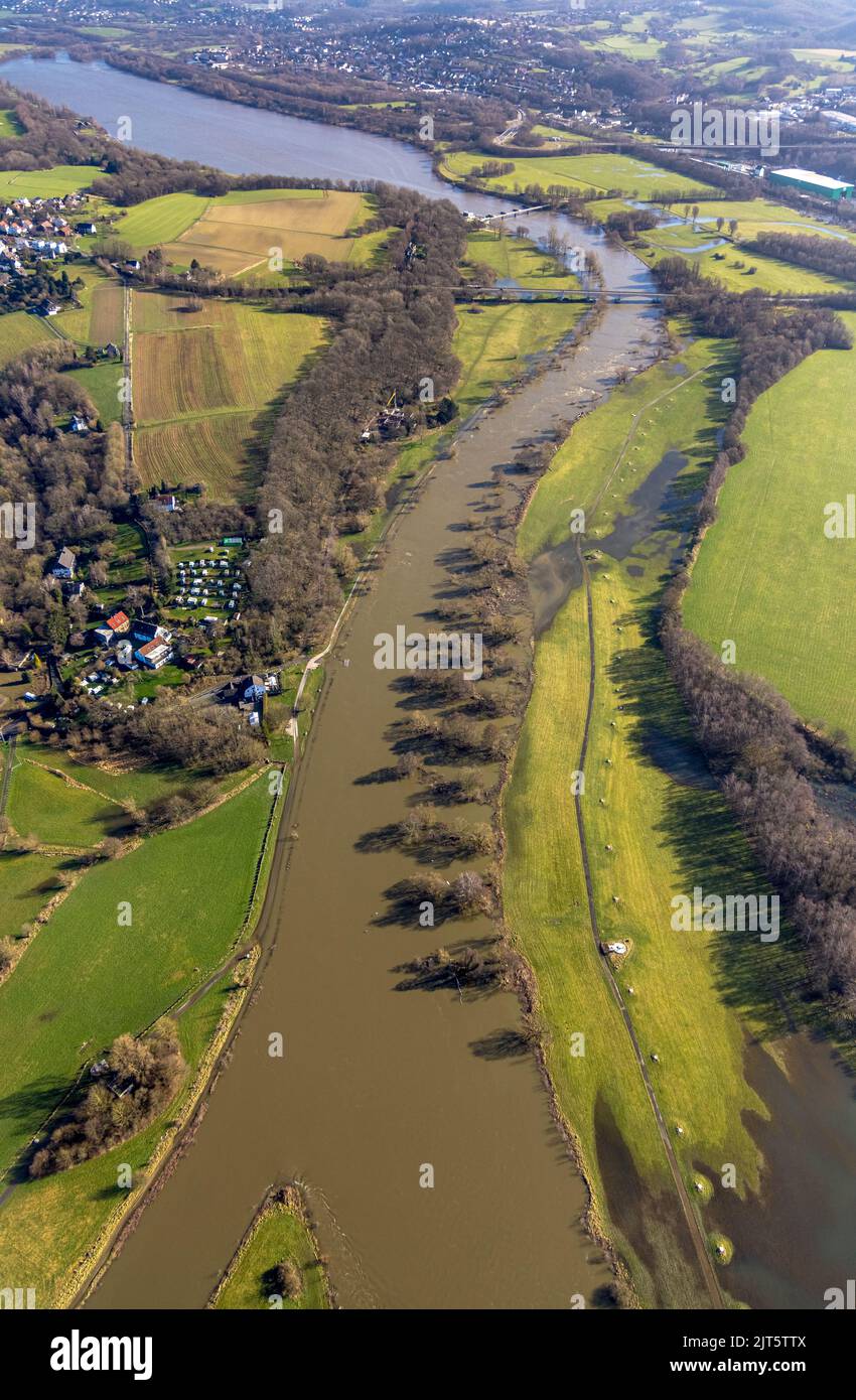 Vue aérienne, inondation et inondation de la rivière Ruhr sur le chemin de halage entre le lac Kemnader et Hattingen avec pont Ruhr Kemnade dans le district de Stiepel in Banque D'Images