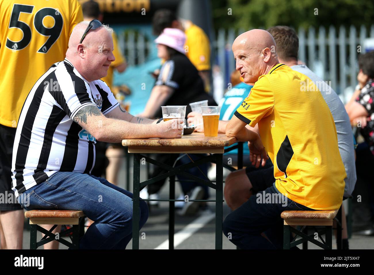 Les fans de Newcastle United et de Wolverhampton Wanderers partagent un verre avant le match de la Premier League au stade Molineux, Wolverhampton. Date de la photo: Dimanche 28 août 2022. Banque D'Images