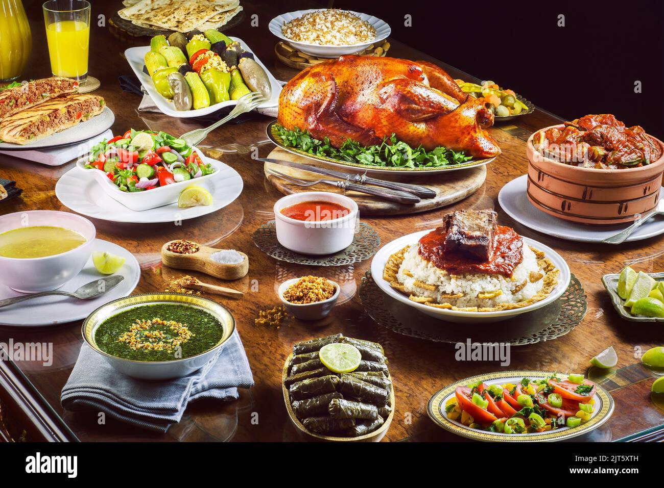 Cuisine arabe ; déjeuner traditionnel moyen-oriental. C'est aussi le Ramadan 'Iftar'.le repas mangé par les musulmans après le coucher du soleil pendant le Ramadan. Banque D'Images