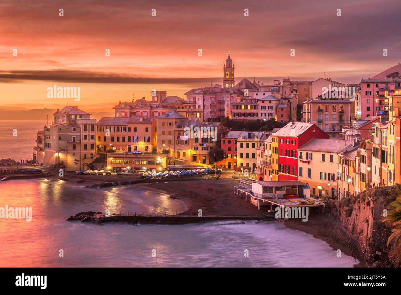 Plage de Maa à Bogliasco, Gênes, Italie, vue sur la mer Méditerranée au coucher du soleil. Banque D'Images