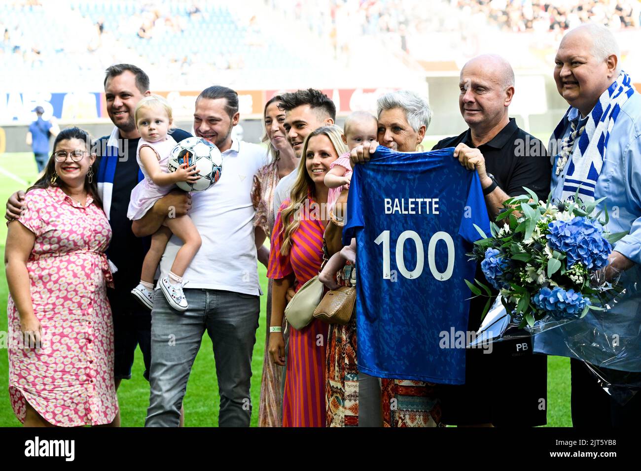 Peter Balette, entraîneur adjoint de Gent, s'est fait l'honneur de son match européen 100th avec sa famille avant un match de football entre KAA Gent et Royal Antwerp FC, dimanche 28 août 2022 à Gent, le 6 jour de la première division du championnat belge de la « Jupiler Pro League » 2022-2023. BELGA PHOTO TOM GOYVAERTS Banque D'Images