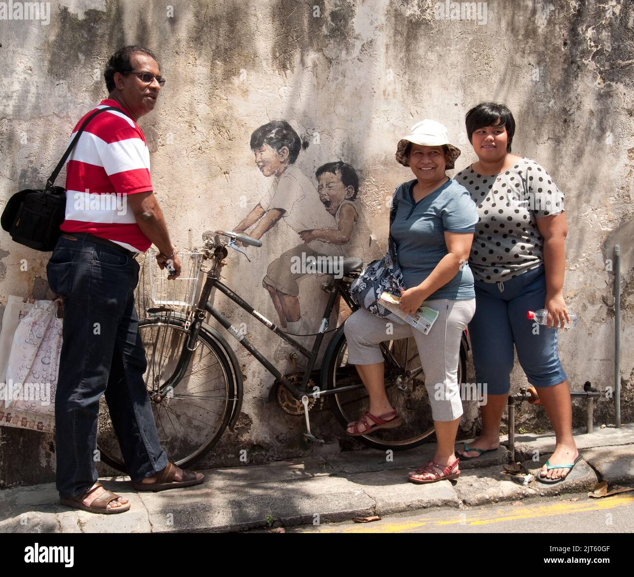 Posant autour de Street Art, George Town, Penang, Malaisie, Asie Banque D'Images