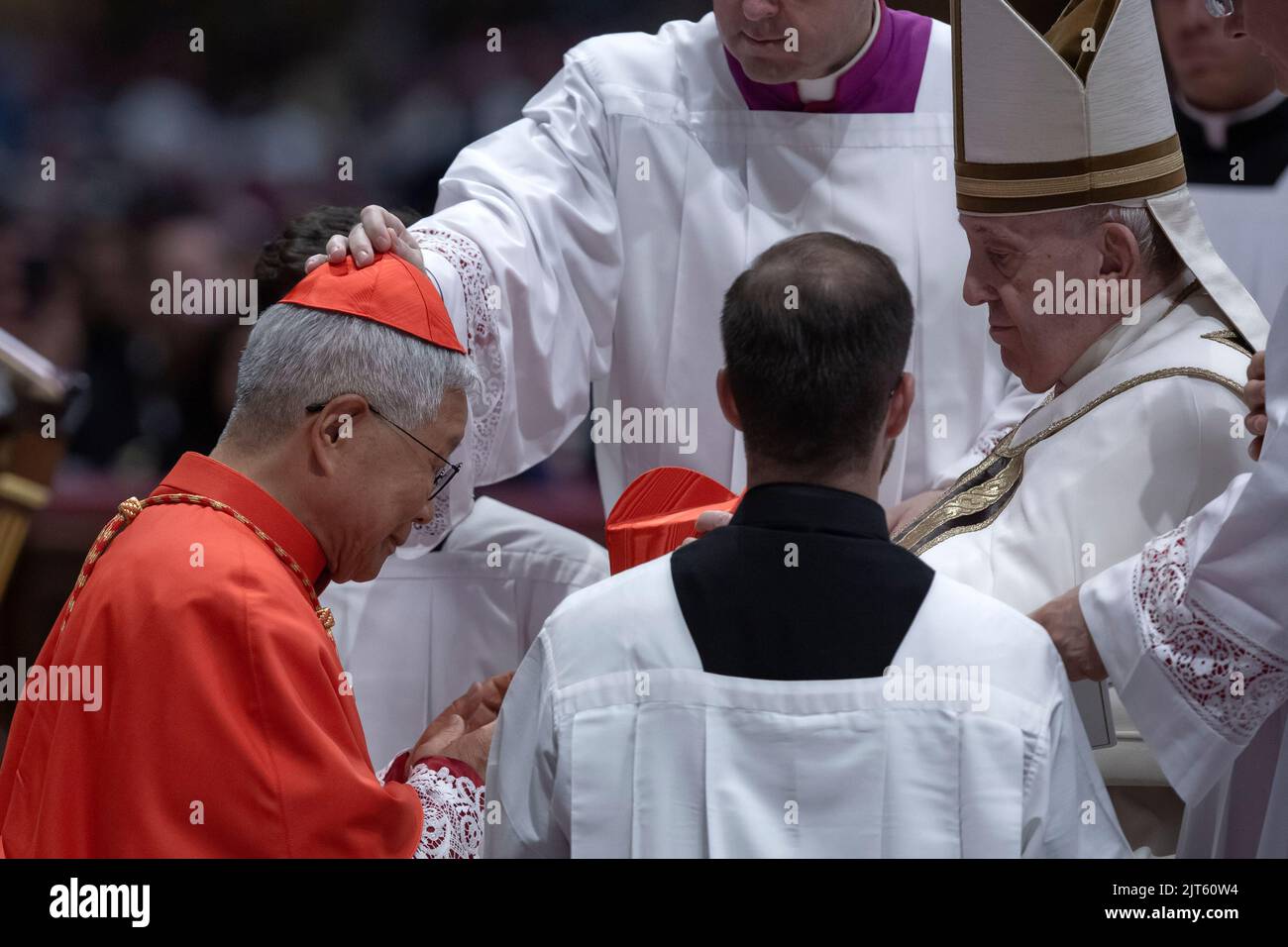 Vatican, Vatican, le 27 août 2022. Nouvellement nommé le cardinal Lazzaro You Heung-Sik, évêque émérite de Daejeon, reçoit le chapeau rouge, biretta, du pape François lors d'un consistoire extraordinaire pour la création de 21 cardinaux, dans la basilique Saint-Pierre. Crédit: Maria Grazia Picciarella/Alay Live News Banque D'Images