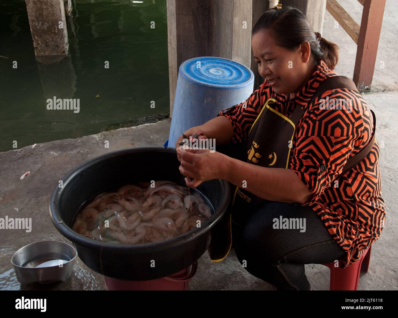 Femme préparant des crevettes, restaurant, jetée de Tan, George Town, Penang, Malaisie, Asie. Tan Jetty est l'une des plus anciennes colonies de Penang et la plupart d'entre elles Banque D'Images