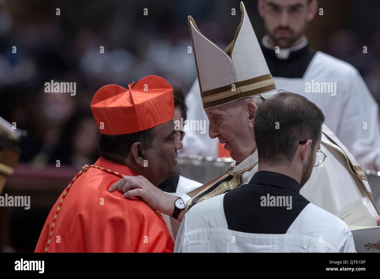 Vatican, Vatican, le 27 août 2022. Le cardinal nouvellement nommé Anthony Poola, archevêque de Hyderabad (Inde), reçoit le chapeau rouge, biretta, du pape François lors d'un consistoire extraordinaire pour la création de 21 cardinaux, dans la basilique Saint-Pierre. Crédit: Maria Grazia Picciarella/Alay Live News Banque D'Images