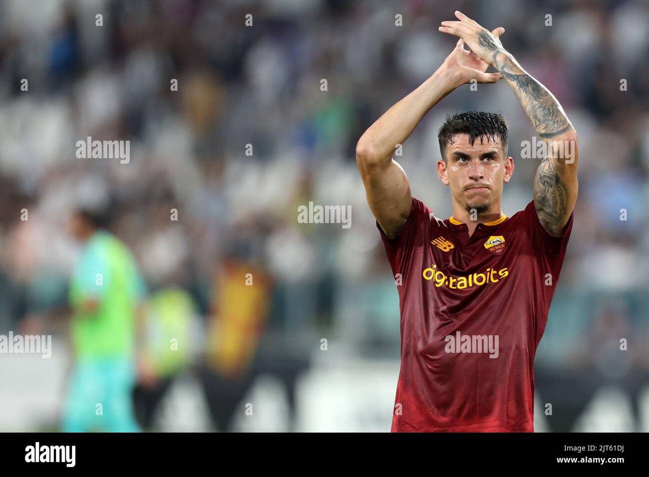 Roger Ibanez d'AS Roma regarde pendant la série Un match entre Juventus FC et comme Roma au stade Allianz sur 27 août 2022 à Turin, Italie . Banque D'Images