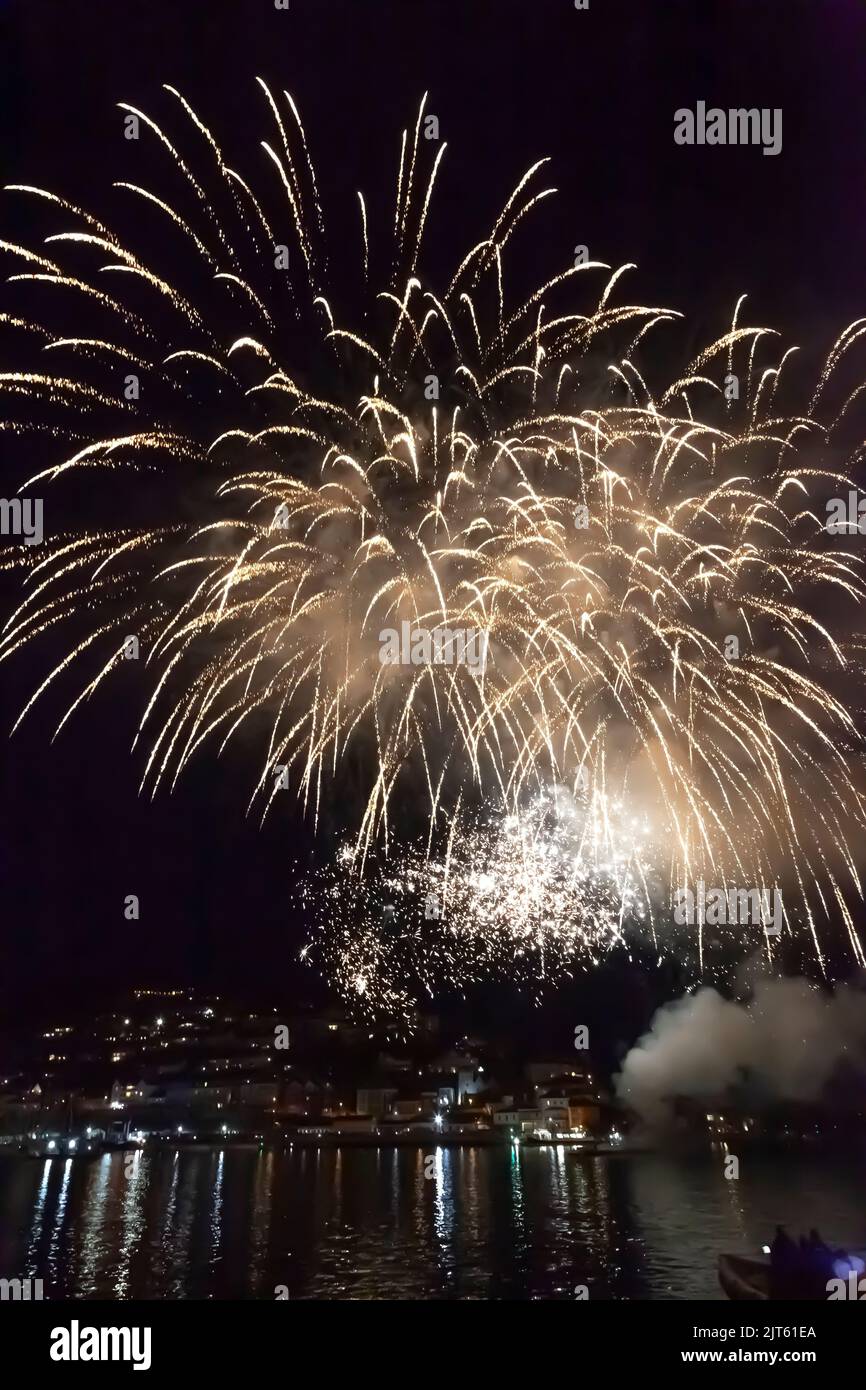 27 août 2022 : feux d'artifice spectaculaires à la fermeture de la Régate royale de Dartmouth, sur la rivière Dart entre Dartmouth et Kingswear, South Hams, Devon Banque D'Images