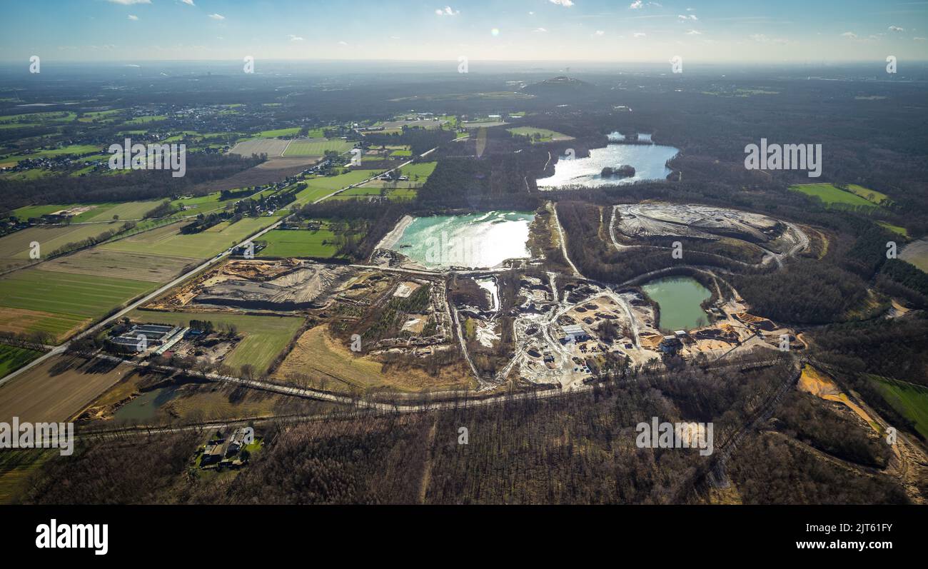 Vue aérienne, usine de gravier Spickermann, Alter Postweg et Hiesfelder Straße avec lac de bruyère et zone forestière Kirchhuler Heide à Kirchhellen-Nord-Ouest, Banque D'Images