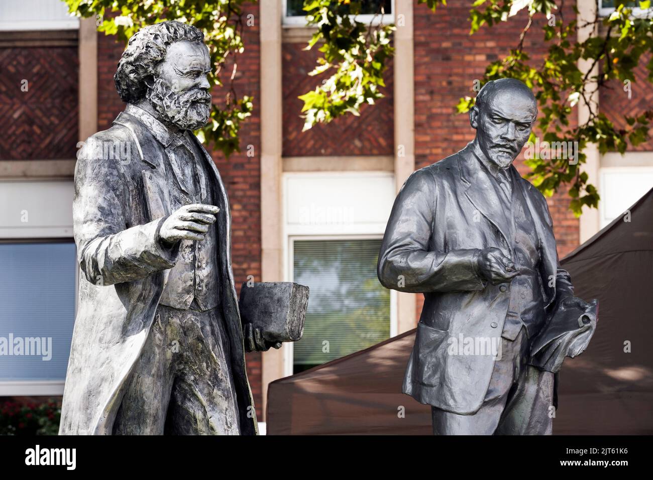 Le parti communiste MLPD (Parti marxiste-léniniste d'Allemagne) a dévoilé une statue du théoricien social Karl Marx (1818-1883) sur 27 août 2022 (proth Left). La statue de 2,11 mètres en fonte d'aluminium se trouve juste à côté du monument Lénine (à droite), que le parti a érigé devant son quartier général à Gelsenkirchen en 2020. Gelsenkirchen, Allemagne, 28 août 2022 Banque D'Images