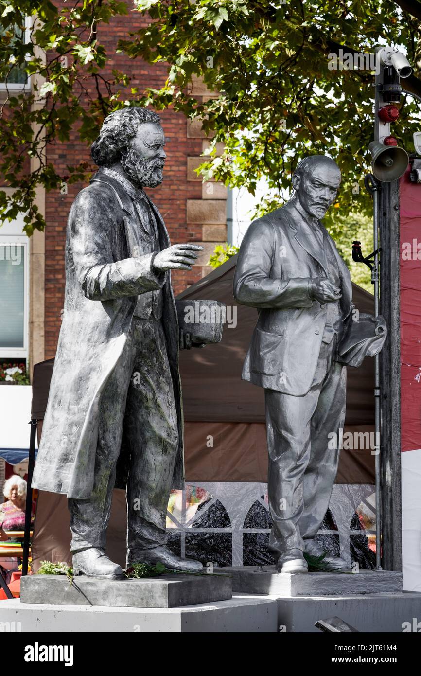 Le parti communiste MLPD (Parti marxiste-léniniste d'Allemagne) a dévoilé une statue du théoricien social Karl Marx (1818-1883) sur 27 août 2022 (proth Left). La statue de 2,11 mètres en fonte d'aluminium se trouve juste à côté du monument Lénine (à droite), que le parti a érigé devant son quartier général à Gelsenkirchen en 2020. Gelsenkirchen, Allemagne, 28 août 2022 Banque D'Images