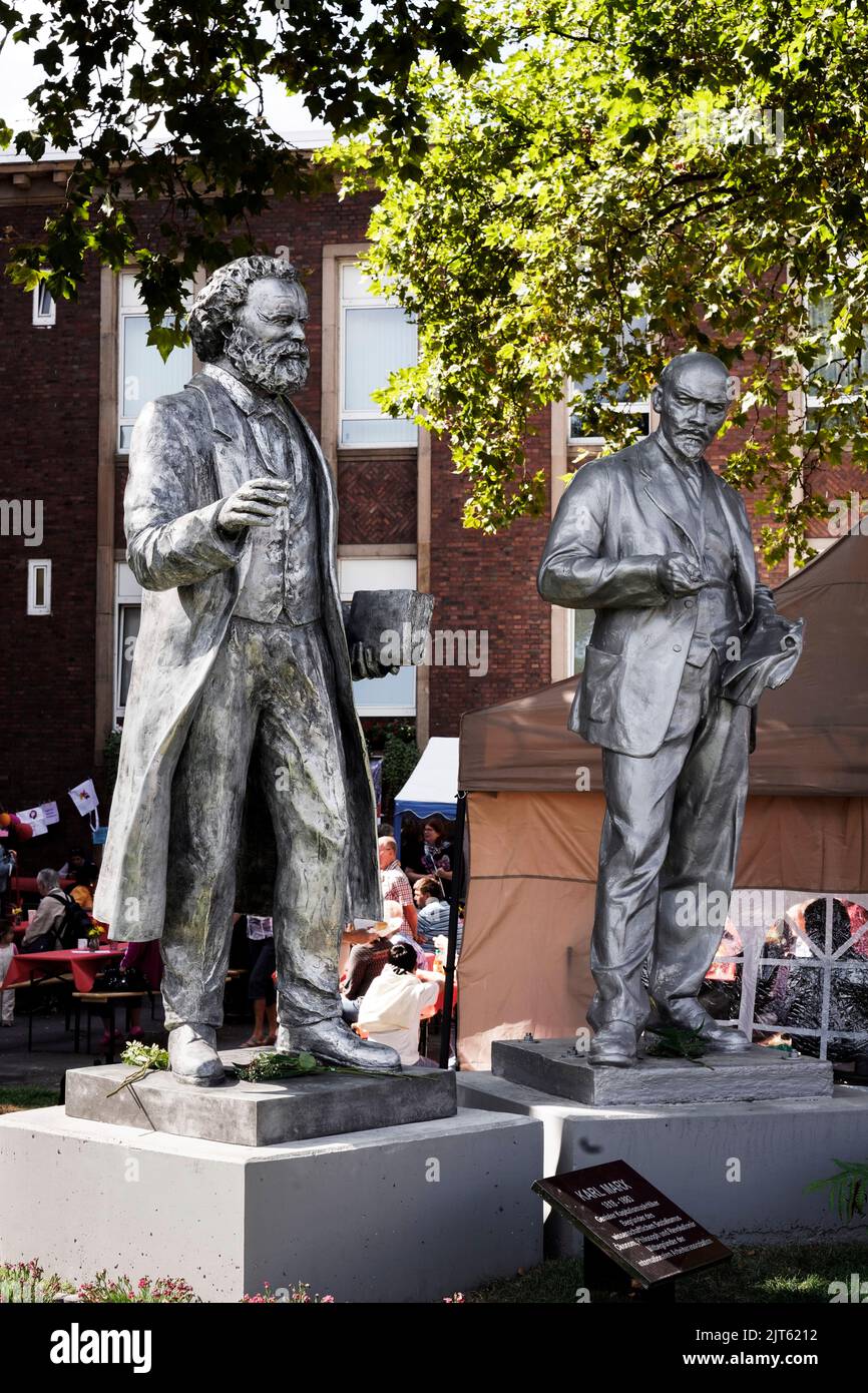 Le parti communiste MLPD (Parti marxiste-léniniste d'Allemagne) a dévoilé une statue du théoricien social Karl Marx (1818-1883) sur 27 août 2022 (proth Left). La statue de 2,11 mètres en fonte d'aluminium se trouve juste à côté du monument Lénine (à droite), que le parti a érigé devant son quartier général à Gelsenkirchen en 2020. Gelsenkirchen, Allemagne, 28 août 2022 Banque D'Images