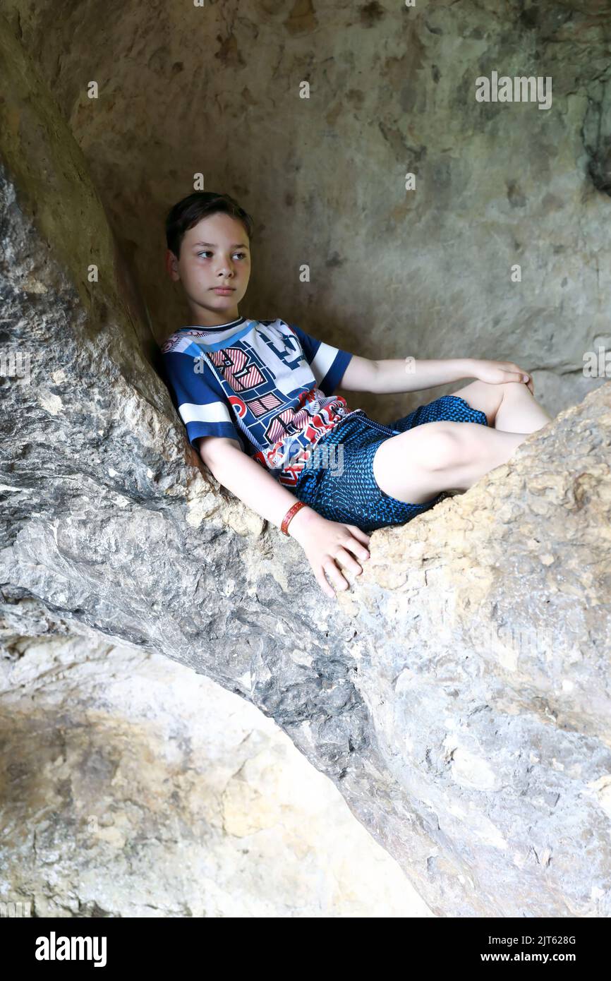 Garçon en grotte sur una-Koz Ridge, Adygea Banque D'Images