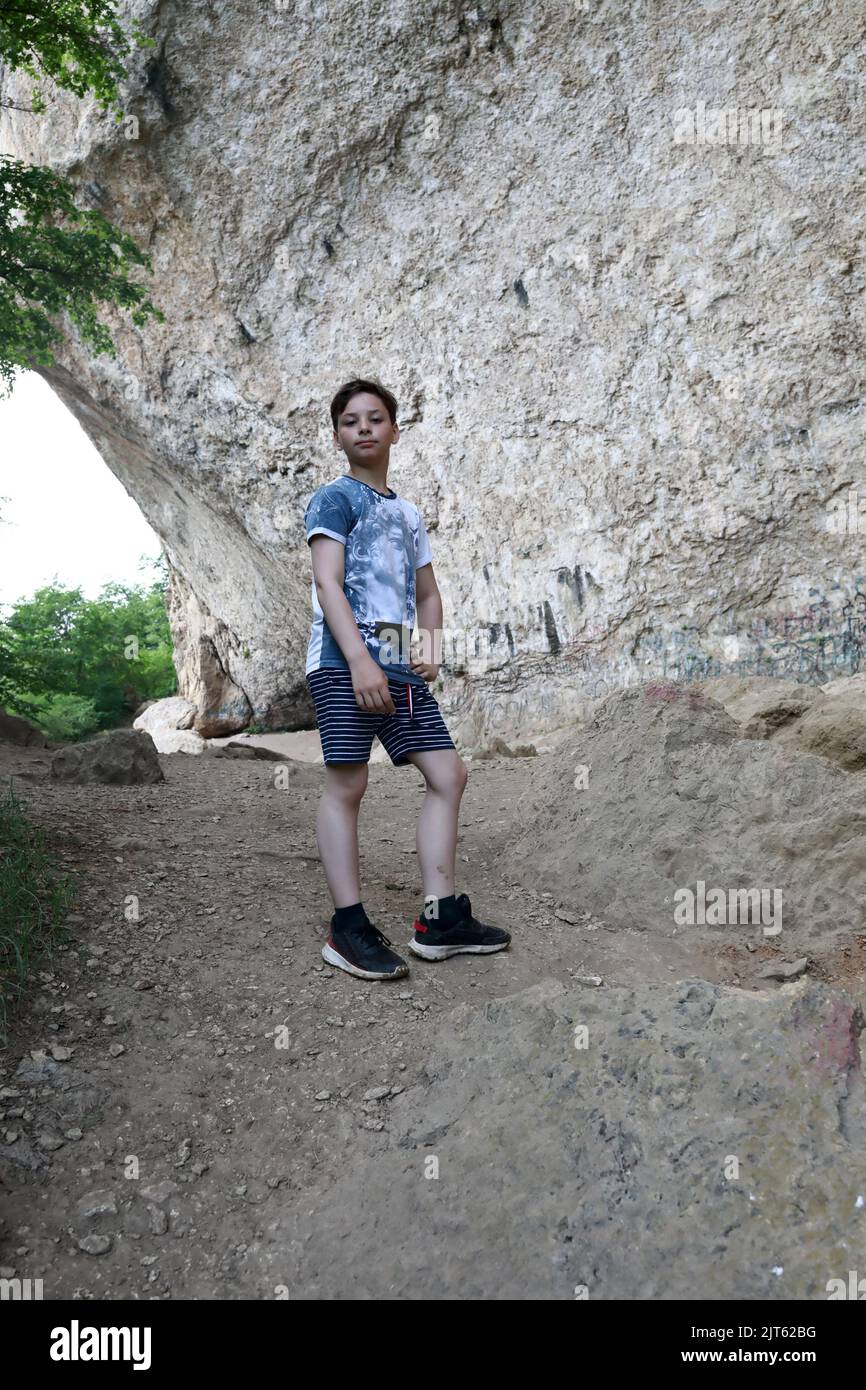 Garçon dans la grotte de la vallée de la rivière Belaya, Adygea Banque D'Images