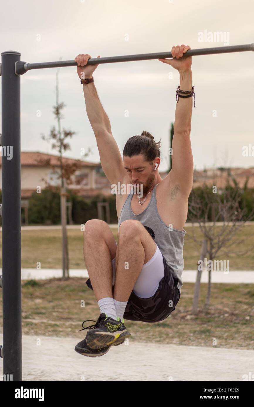 Un jeune homme sportif caucasien faisant du sport sur une barre de traction Banque D'Images