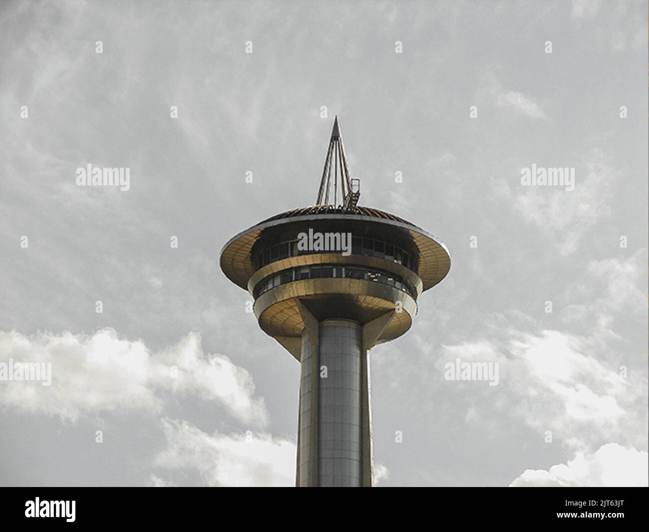 Une vue partielle de la Tour Alta Vila contre un ciel nuageux à Belo Horizonte, Brésil Banque D'Images
