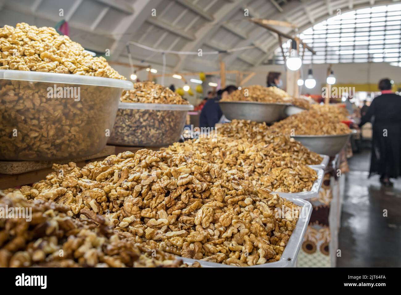 Vente de noix pelées en gros plan sur le marché alimentaire local en Géorgie Banque D'Images