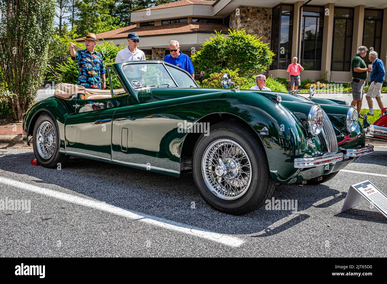 Highlands, Caroline du Nord - 10 juin 2022 : vue d'angle avant à faible perspective d'un coupé Jaguar XK120 1953 à l'occasion d'un salon automobile local. Banque D'Images