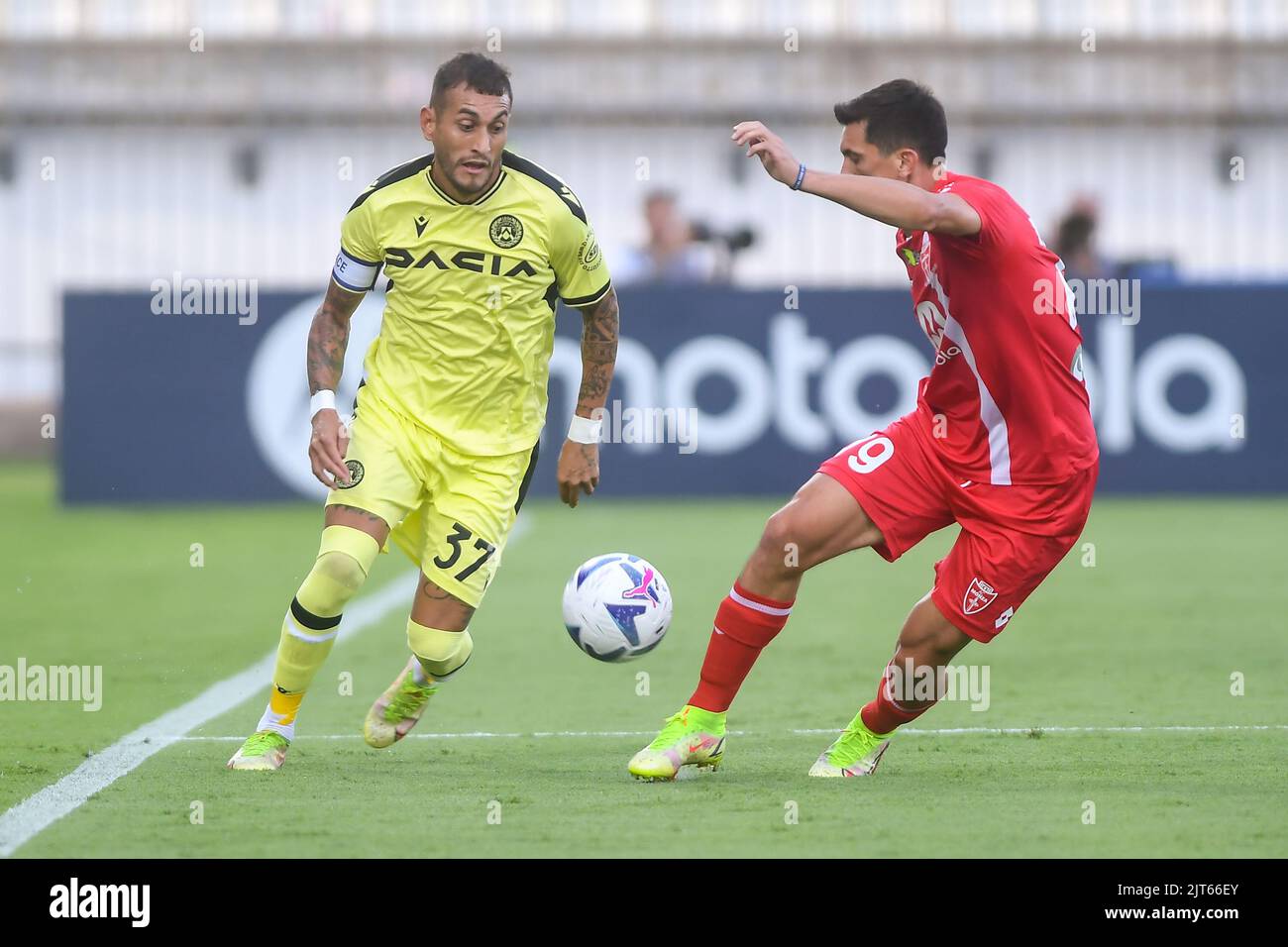 Foto Claudio Grassi/Lapresse 26 Agosto 2022 - Monza, Italia - sport, calcio - Monza vs Udinese - Campionato italiano di calcio Serie A TIM 2022/2023 - U-Power Stadium. Nella foto: Roberto Pereyra (#37 Udinese) vs Salvatore Molina (#79 Monza) 26 août 2022 Monza, Italie - sport, calcio - AC Monza vs Udinese Calcio - Italien Serie A TIM football Championship 2022/2023 - U-Power Stadium. Dans le cadre de la photo: Roberto Pereyra (#37 Udinese) contre Salvatore Molina (#79 Monza) Banque D'Images