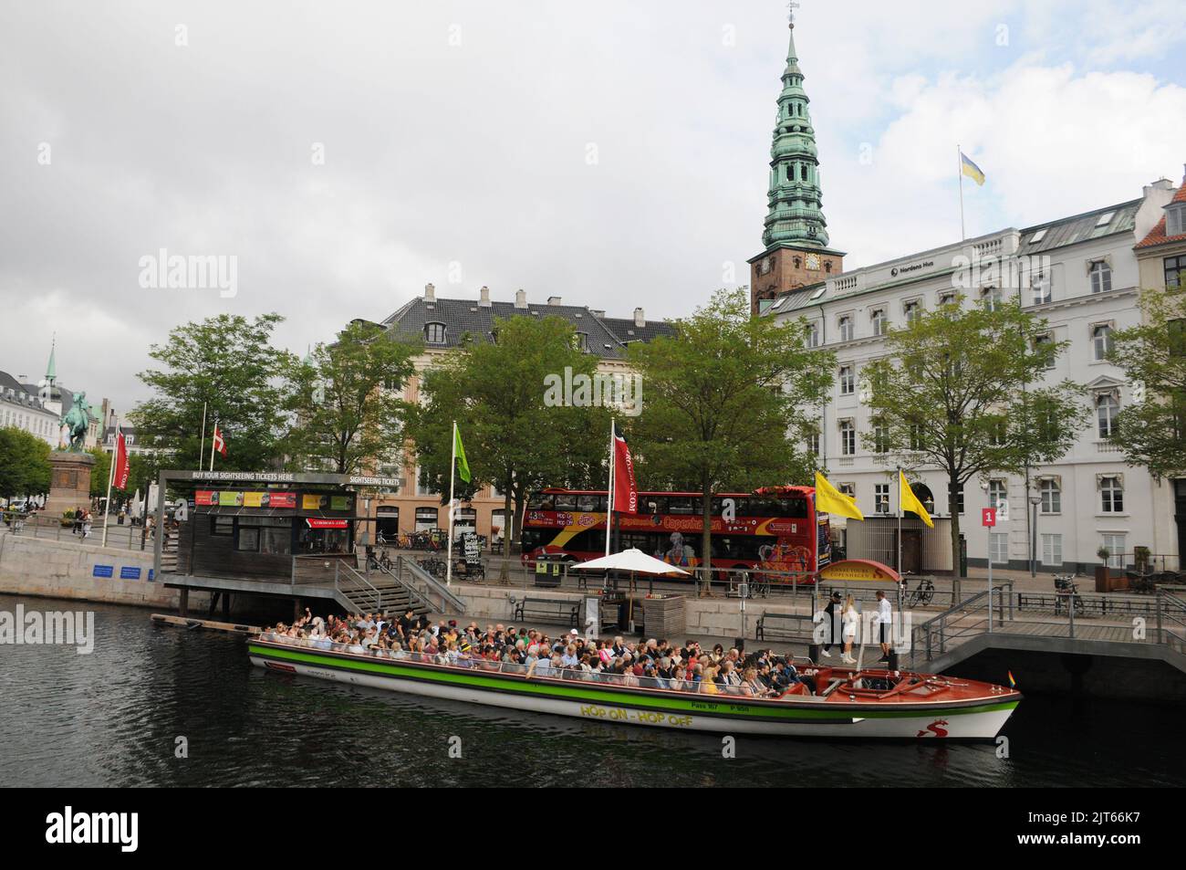 Copenhague /Danemark/28 août 2022/bus à arrêts multiples et promenade en bateau sur le canal touristique dans la capitale danoise Copenhague. (Photo..Francis Joseph Dean/Dean Pictures. Banque D'Images