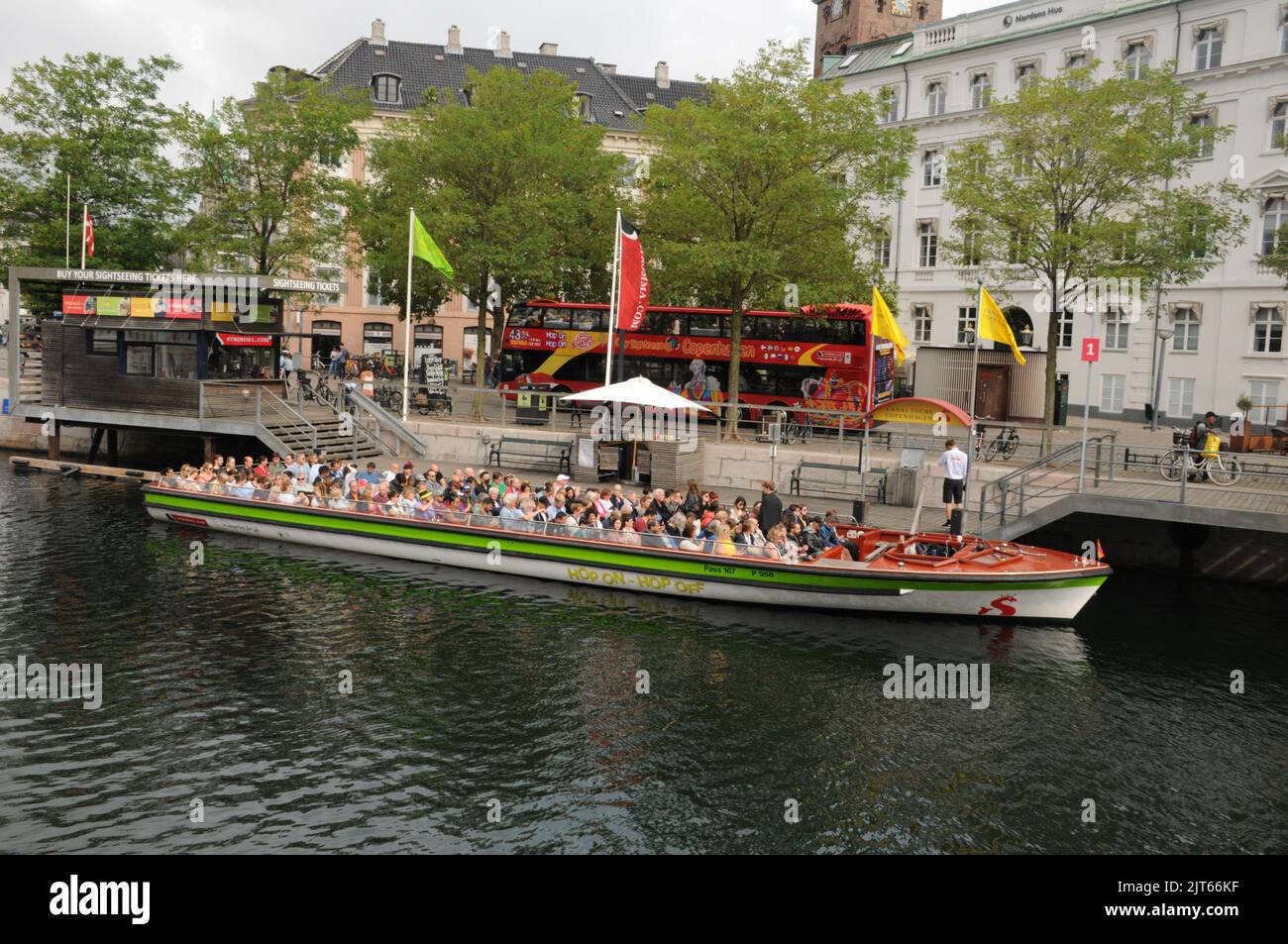 Copenhague /Danemark/28 août 2022/bus à arrêts multiples et promenade en bateau sur le canal touristique dans la capitale danoise Copenhague. (Photo..Francis Joseph Dean/Dean Pictures. Banque D'Images