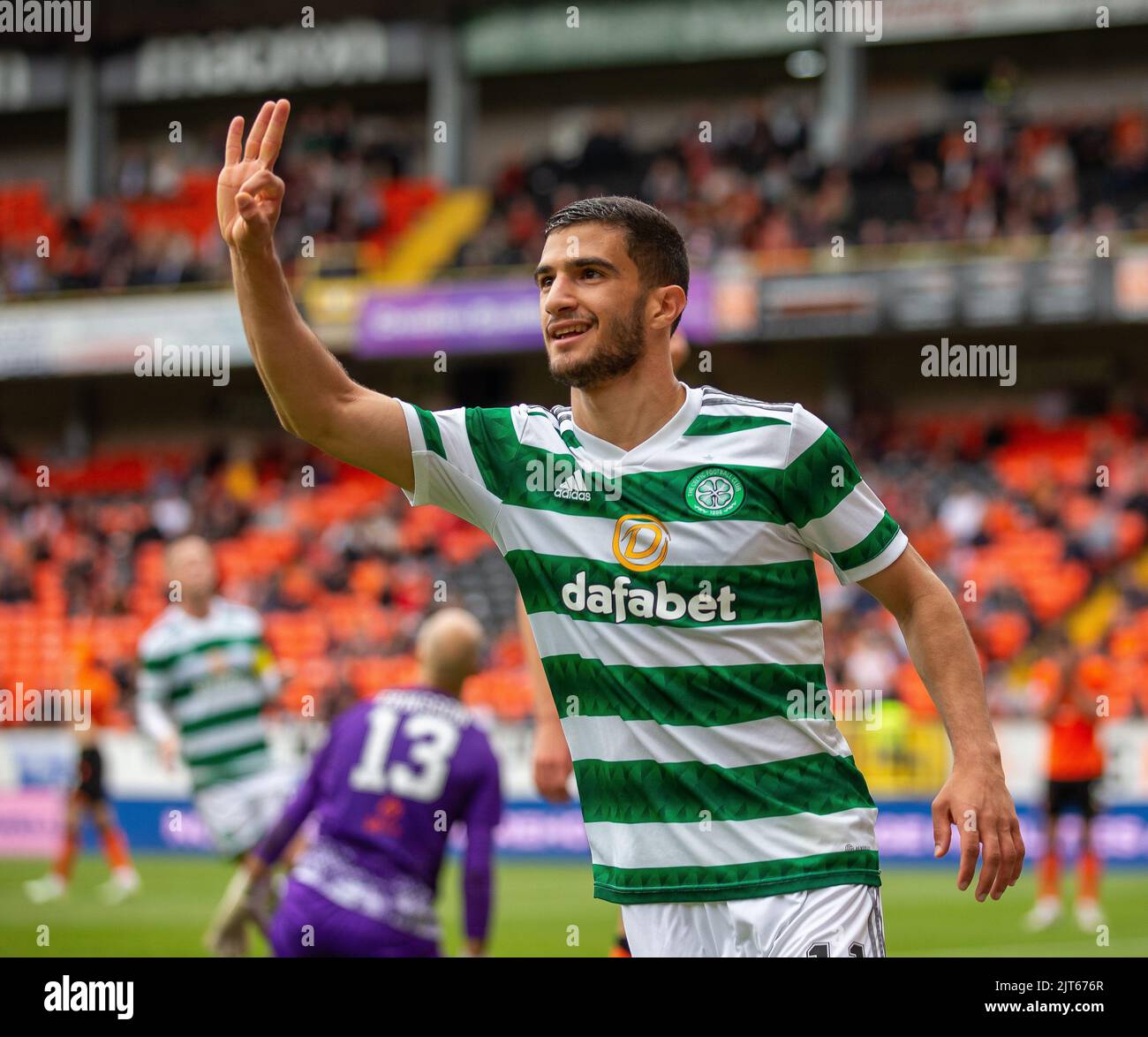 28th août 2022 ; Tannadice Park, Dundee, Écosse : Scottish Premier League football, Dundee United versus Celtic : Liel Abada of Celtic fête avec 3 doigts après avoir fait un tour de chapeau dans les 77th minutes, le rendant 8-0 au Celtic Banque D'Images