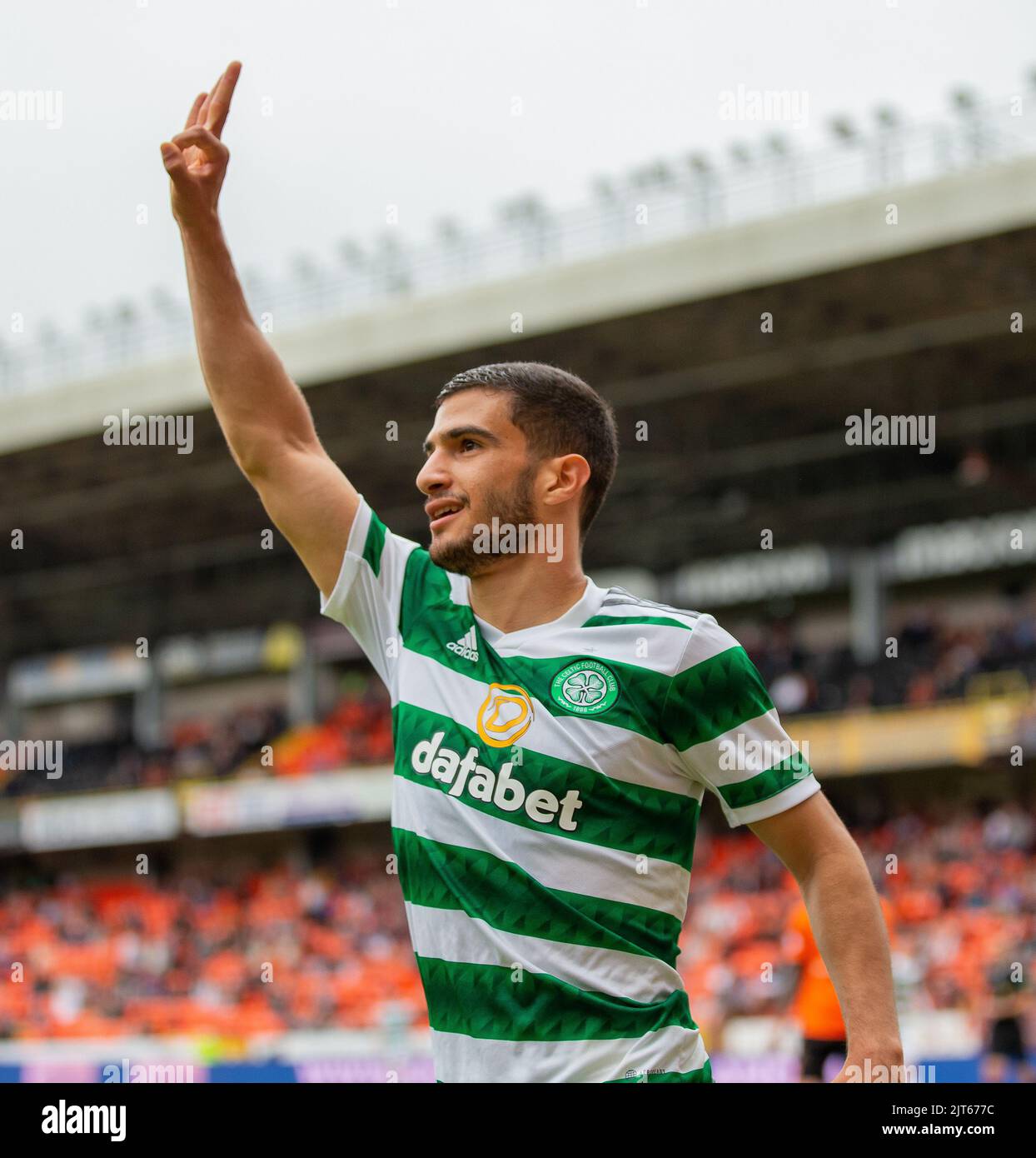 28th août 2022 ; Tannadice Park, Dundee, Écosse : Scottish Premier League football, Dundee United versus Celtic : Liel Abada of Celtic fête avec 3 doigts après avoir fait un tour de chapeau dans les 77th minutes, le rendant 8-0 au Celtic Banque D'Images