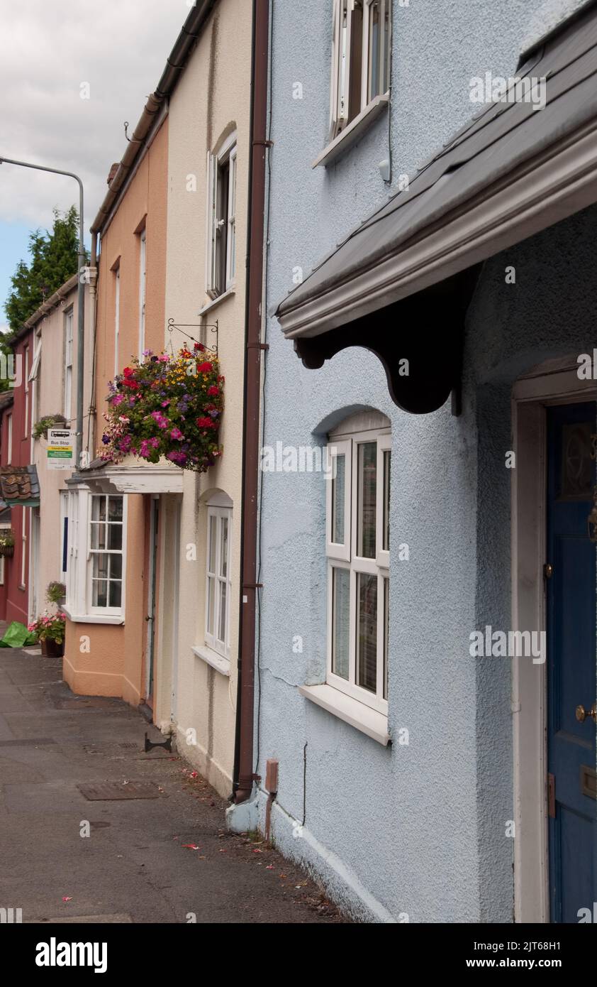 The High Street, Thornbury, Gloucestershire, Royaume-Uni. Jolies maisons peintes le long de l'une des rues principales de Thornbury, une ville marchande du sud de Glouceste Banque D'Images