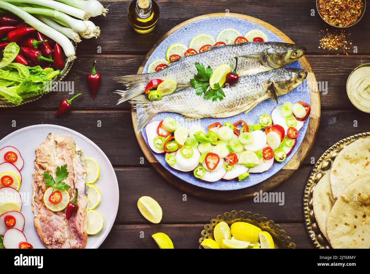 Cuisine méditerranéenne, plat traditionnel de poisson égyptien 'Feseekh' ou 'Fesikh'. C'est du poisson salé mangé pendant le festival Sam el-Nessim. Banque D'Images