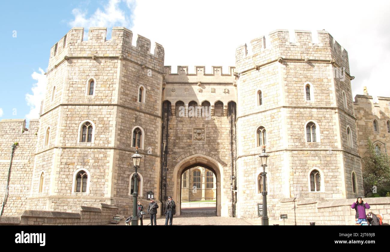 Château de Windsor (entrée), Windsor, Berkshire, Royaume-Uni. Les travaux sur ce château normand ont été commencés par William le Conquérant au 11th siècle. Le St de la Reine Banque D'Images