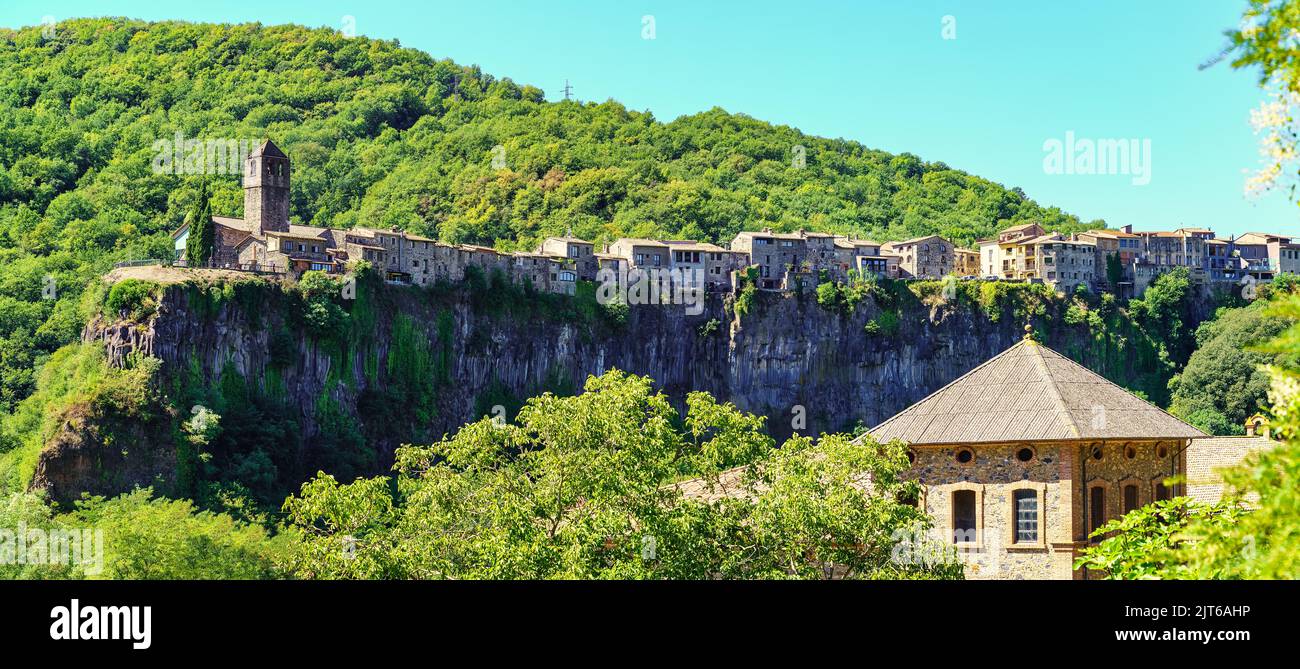 Vue panoramique sur la falaise qui soutient le village médiéval de Castellfollit de la Roca, Gérone, Espagne. Banque D'Images