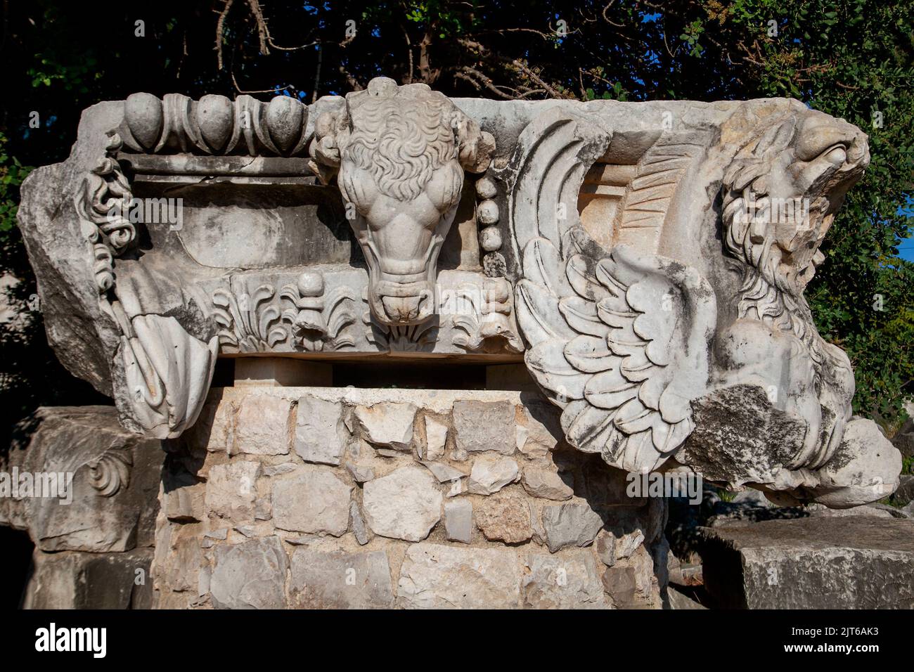 Les pierres sculptées de Didyma, un ancien sanctuaire grec sur la côte