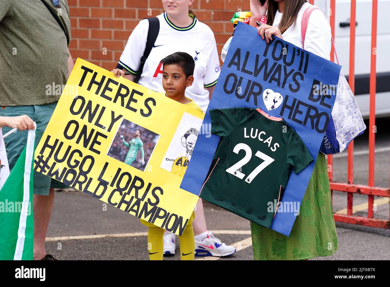 Un jeune fan de Tottenham Hotspur avec un panneau pour le gardien de but de Tottenham Hotspur Hugo Lloris et Lucas Moura avant le match de la Premier League à la City Ground, Nottingham. Date de la photo: Dimanche 28 août 2022. Banque D'Images