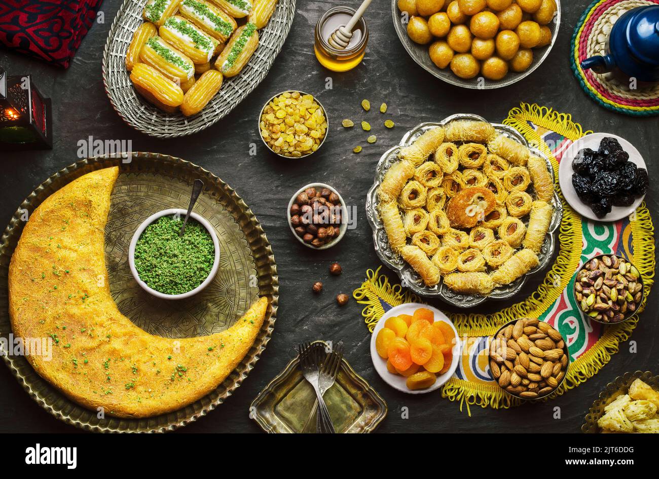 Cuisine arabe : desserts du Moyen-Orient. Une délicieuse collection de desserts traditionnels du Ramadan. Servi avec des noix savoureuses, des fruits secs et du sirop de miel. Banque D'Images