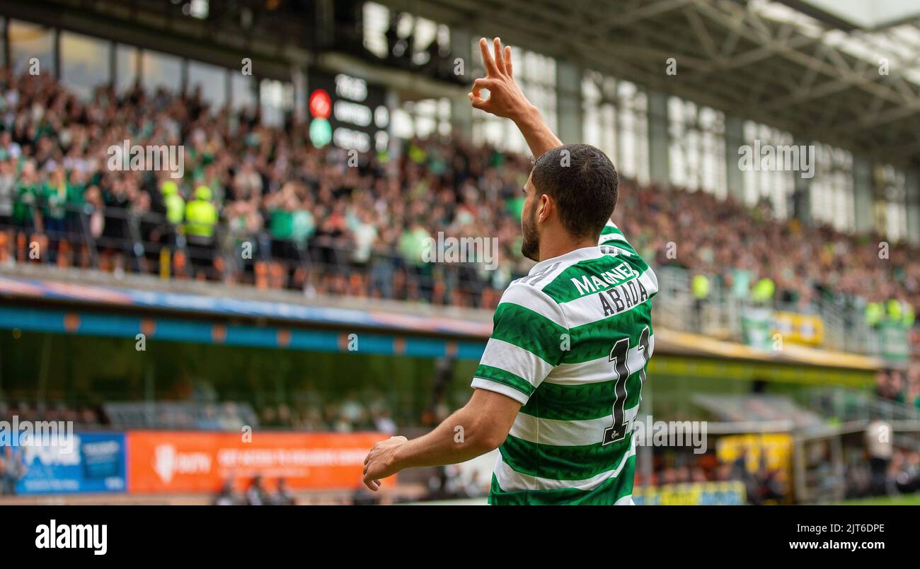 28th août 2022 ; Tannadice Park, Dundee, Écosse : Scottish Premier League football, Dundee United versus Celtic : Liel Abada of Celtic fête avec 3 doigts après avoir fait un tour de chapeau dans les 77th minutes, le rendant 8-0 au Celtic Banque D'Images
